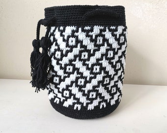 mosaic bag geometric crochet pattern - pouch bag made with overlay mosaic technique - drawstring bag with tassels