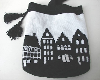 Crochet pattern mochila bag, Dutch canal houses tapestry crochet pattern Holland house cross drawstring shoulder bag pdf Amsterdam houses