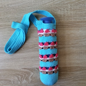 Water bottle holder with cupcakes - crochet pattern - water bottle cozy with strap