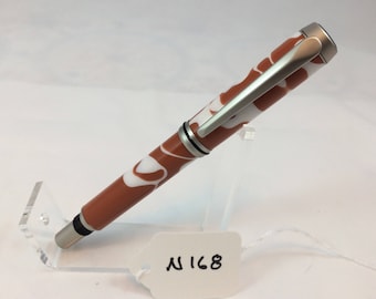 Bolígrafo roller de acrílico naranja y blanco, hecho a mano y con sello postal - Artículo N168