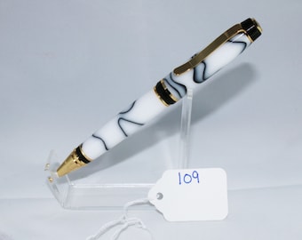 Bolígrafo giratorio de acrílico blanco y negro hecho a mano CP109