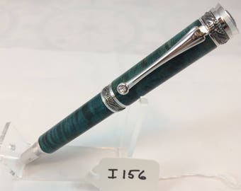 Bolígrafo roller de titanio Majestic Series, hecho a mano, en arce ojo de pájaro teñido de verde oscuro - Artículo I156