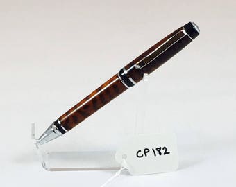 Bolígrafo giratorio estilo cigarro cromado, hecho a mano, revestido en madera de serpiente CP182