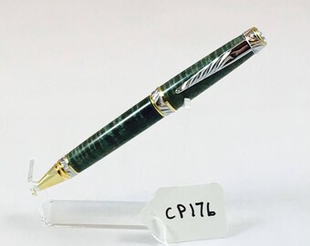 Bolígrafo giratorio estilo cigarro cromado ultra hecho a mano, revestido en arce rizado teñido de verde CP176