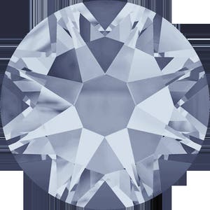 Puede incluir: Un solo cristal de imitación de diamante transparente y facetado, de color azul claro.