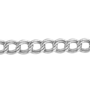 Puede incluir: Cadena de plata con un diseño de eslabón trenzado.