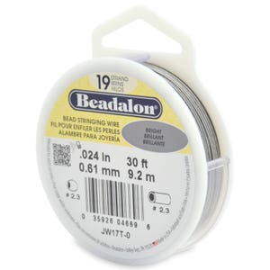 Puede incluir: Un carrete de alambre para ensartar cuentas Beadalon, brillante. El paquete indica que el alambre tiene 0,61 mm de diámetro y 9,2 m de largo. La etiqueta también incluye las medidas en pulgadas de 0,024 pulgadas y 30 pies.