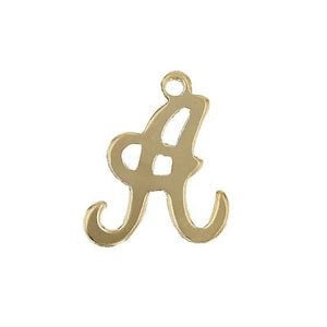 Puede incluir: Encanto de metal dorado en forma de la letra A. La letra está en un estilo de escritura cursiva.
