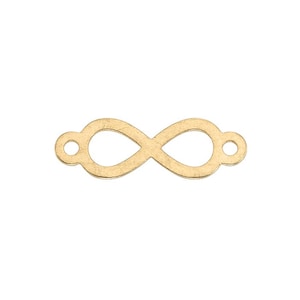 Könnte beinhalten: Ein goldfarbener Metall-Verbinder in Form eines Unendlichkeitssymbols, der eine horizontale Acht-Form mit einer kleinen kreisförmigen Öse an jedem Ende zur Befestigung aufweist. Die Oberfläche hat ein glattes, flaches Finish und eine durchgehend einheitliche gelbe Metallfarbe.