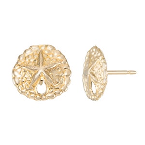 Peut inclure: Une paire de boucles d'oreilles dorées en forme de dollar des sables avec une étoile de mer au centre.