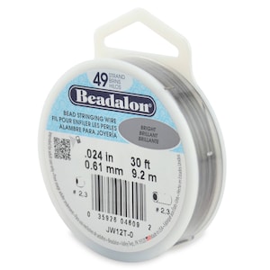 Pode incluir: Um carretel de fio para contas Beadalon. O rótulo indica que o fio tem 0,61 mm de diâmetro e 9,2 m de comprimento. A embalagem também inclui as medidas imperiais de .024 polegadas e 30 pés. O fio é rotulado como "Bright".