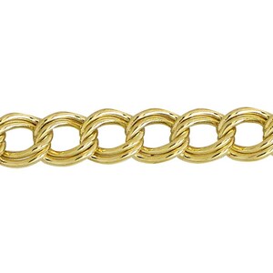 Puede incluir: Un collar de cadena de oro con un diseño de eslabón de cable. La cadena está hecha de múltiples hebras de oro que se retuercen juntas para crear un efecto de cuerda.