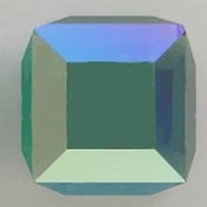 Può includere: Un rhinestone quadrato, verde e blu iridescente con un design sfaccettato.