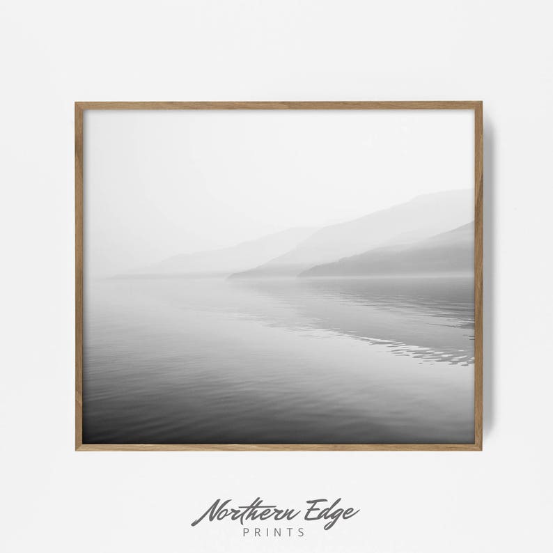 BW-See-Druck, Nebelsee, schwarz-weiß, minimalistische Kunst, Wandkunst, moderner Druck, druckbare Wanddekoration, BW-Ozean, BW-Küste, Küstendruck Bild 1