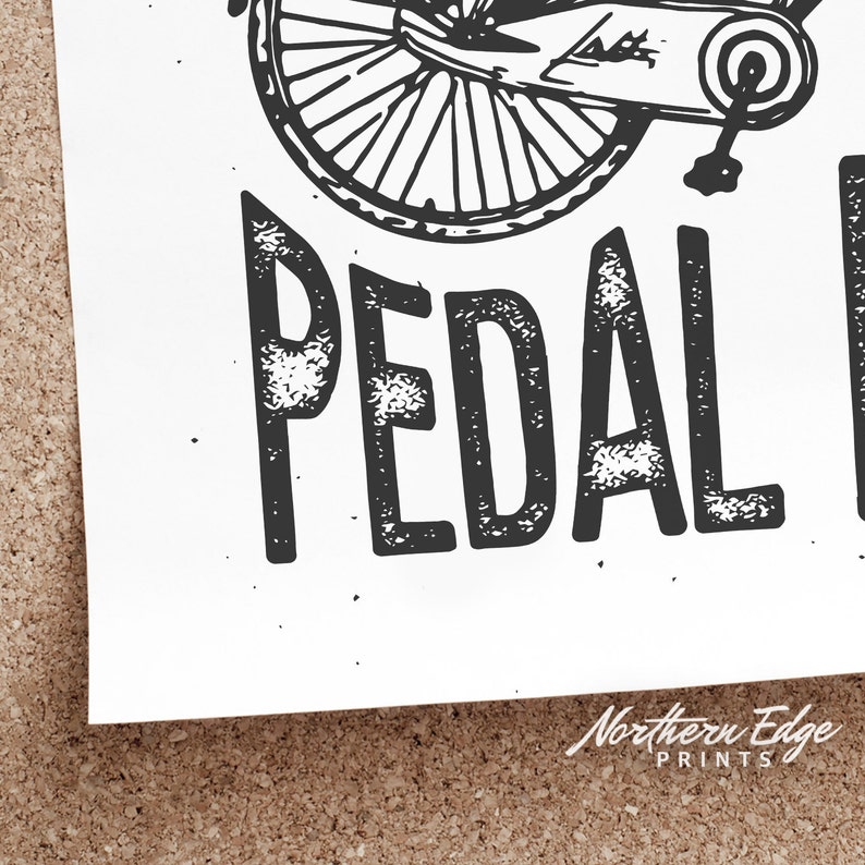 K&ouml;nnte beinhalten: Schwarzwei&szlig;-Illustration eines Fahrradrads mit dem darunter gedruckten Text "PEDAL HARDER".