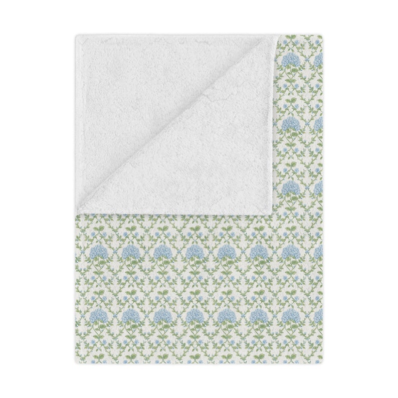 Preppy Dorm Blanket Blue and Green Hydrangea Throw Blanket College Dorm Bedding Sorority Room Throw Floral Dorm Décor Bild 3