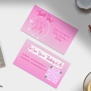 Op de afbeelding: Twee roze visitekaartjes met een verloopachtergrond. De bovenste kaart zegt "Bedankt! XOXO Kelly" en "Kom me weer bezoeken op vrijdag, zaterdag en zondag!" De onderste kaart zegt "In het geval dat je aan me denkt" en bevat een QR-code, Venmo- en CashApp-informatie.