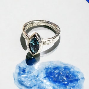 Gehämmerte Silber Navette Ringe, wahlweise in Bergkristall, Aqua oder Blau