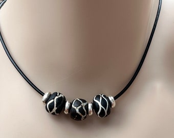 Collar de cuentas venecianas de comercio: cuentas de serpiente de cascabel blancas y negras