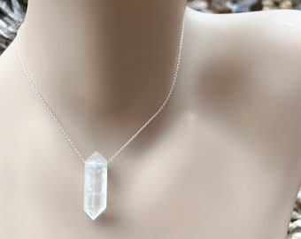 Naszyjnik z kryształu kwarcowego: delikatny łańcuszek ze srebra próby 925, minimalistyczny styl boho