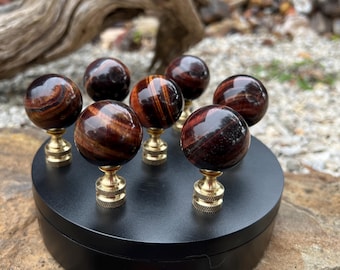 Remate de lámpara esférico de ojo de tigre de caoba: base de latón, decoración orgánica.