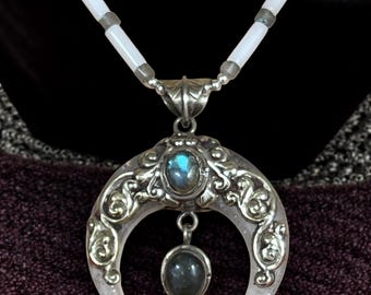 Collar de luna creciente de cristal de cuarzo y cuernos de toro de plata tibetana