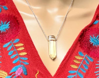 Naszyjnik z wisiorkiem z naturalnego polerowanego brazylijskiego cytrynu: łańcuszek posrebrzany