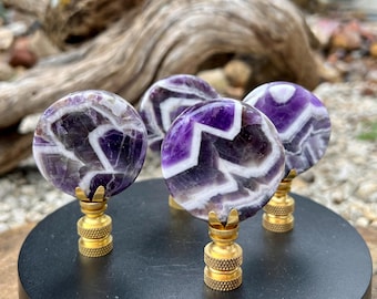 Zwieńczenie lampy Chevron Dream Amethyst: podstawa mosiężna, dekoracja organiczna