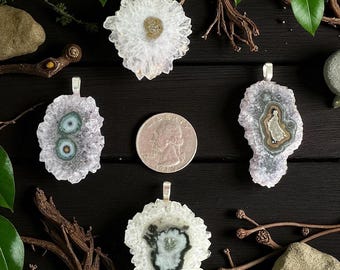 Collana con ciondolo a forma di fetta di stalattite di ametista: catena placcata in argento