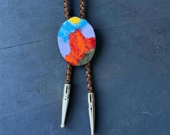 Wyjątkowy krawat bolo z filcowanej wełny – inspirowany południowo-zachodnim stylem z czerwonego piaskowca – sztuka do noszenia