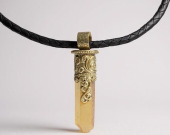 Collar con colgante de punta de citrino: plata tibetana, cristal del Himalaya y cordón de cuero.