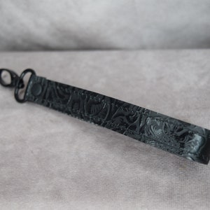 Llavero de cuero, correa de piel de vaca auténtica con relieve floral negro/correa de muñeca, regalo para el Día de la Madre, dije para bolso, llavero, resistente a cortes