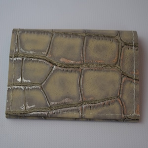 Cartera, tarjetero de cuero/minimalista/piel de vacuno auténtica/tarjetero/gris, crema con ribete plateado de piel de cocodrilo en relieve