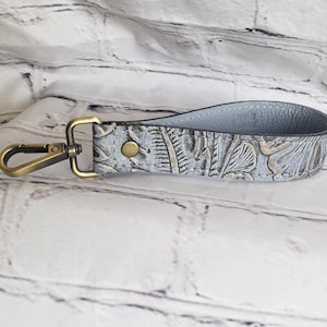 Llavero de cuero, correa de piel de vaca auténtica con relieve floral occidental azul claro/correa de muñeca, regalo del Día de la Madre, dije para bolso, llavero,