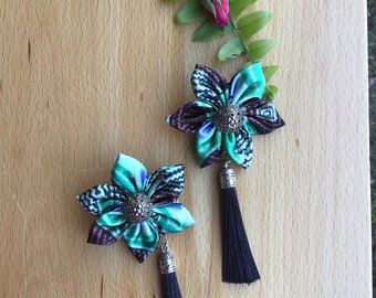 Pendientes de flores de raso con borlas