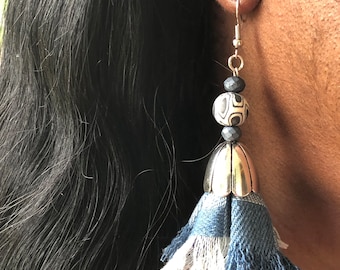Pendientes estilo mezclilla deshilachados con tulipanes