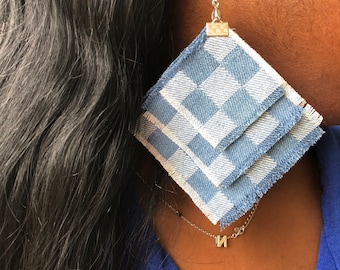 ¡Pendientes de tres capas con diseño de tablero de ajedrez en denim deshilachado!
