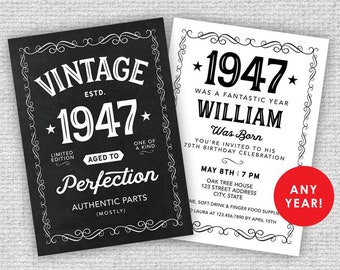 Op de afbeelding: Een zwart-witte printbare uitnodiging voor een 70e verjaardagsfeest. De uitnodiging bevat de tekst "Vintage 1947" en "1947 Was a Fantastic Year William Was Born" met een decoratieve rand. De uitnodiging bevat de datum en tijd van het feest, de locatie en de RSVP-informatie.