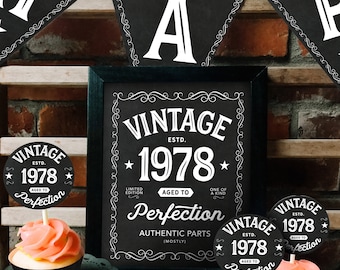 以下が含まれることがあります： 黒板の背景に「Vintage Est. 1978 Aged to Perfection」というテキストが書かれた、白黒の印刷可能な誕生日パーティーの飾り付けです。