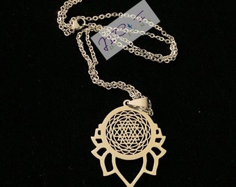 Collar de loto Sri Yantra de acero inoxidable: colgante de geometría sagrada