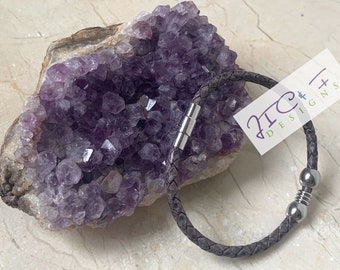 Pulsera de cuero trenzado gris antiguo hecha a mano: cierre magnético de acero inoxidable