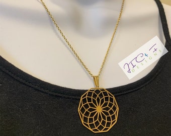 Collar de toro decágono bañado en oro: colgante de geometría sagrada