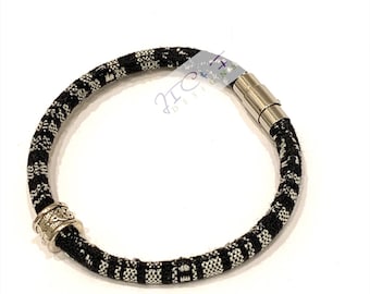 Pulsera étnica Triquetra: cordón de algodón blanco y negro, cierre de acero inoxidable