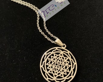 Collar Sri Yantra de acero inoxidable: colgante de geometría sagrada