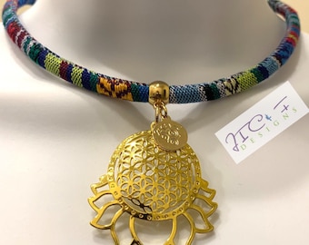 Collar Flor de la Vida bañado en oro: Gargantilla de loto, Geometría Sagrada