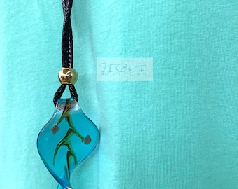 Collar con colgante de hoja de cristal de Murano: cordón largo de algodón encerado negro