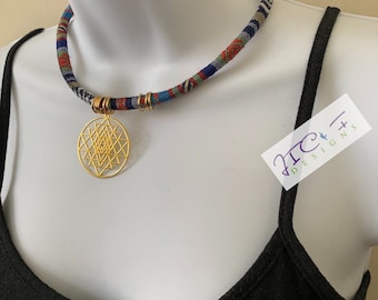 Collar Sri Yantra: Gargantilla de yoga con geometría sagrada bañada en oro