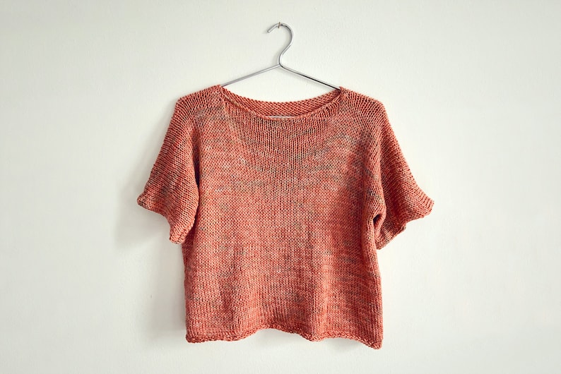 K&ouml;nnte beinhalten: Ein kurz&auml;rmeliger, gestrickter Pullover in Rost- und Braunt&ouml;nen mit lockerer Passform.