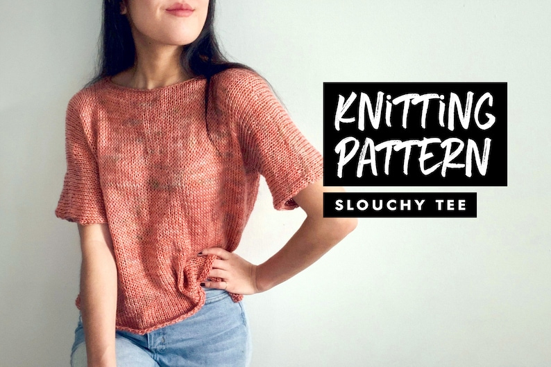 K&ouml;nnte beinhalten: Strickmuster f&uuml;r ein l&auml;ssiges T-Shirt. Das Muster ist f&uuml;r ein locker sitzendes, kurz&auml;rmeliges Oberteil mit einer entspannten Passform. Das Model tr&auml;gt das fertige T-Shirt in einem pfirsichfarbenen Ton.
