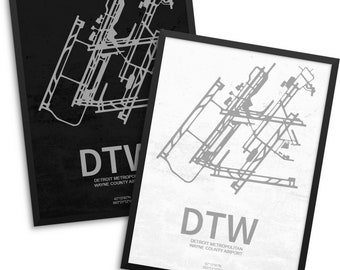 Könnte beinhalten: Zwei gerahmte Drucke des Layouts des Detroit Metropolitan Wayne County Airport. Der Druck auf der linken Seite ist schwarz mit einem silbernen Flughafenlayout und der Druck auf der rechten Seite ist weiß mit einem silbernen Flughafenlayout. Beide Drucke enthalten den Flughafencode "DTW" und den Namen des Flughafens.